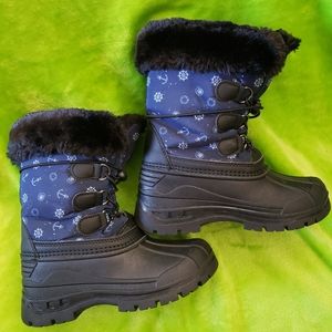 Snow boots size: 13 little girl age 7/8